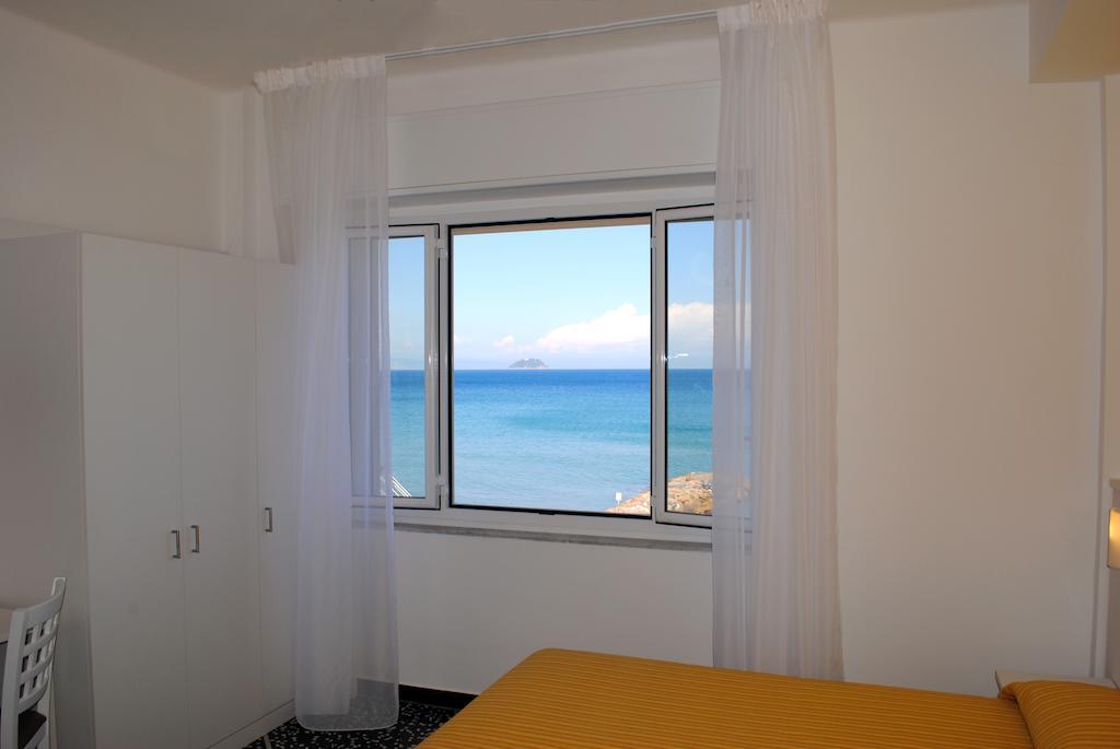 Hotel Bristol Laigueglia Habitación foto